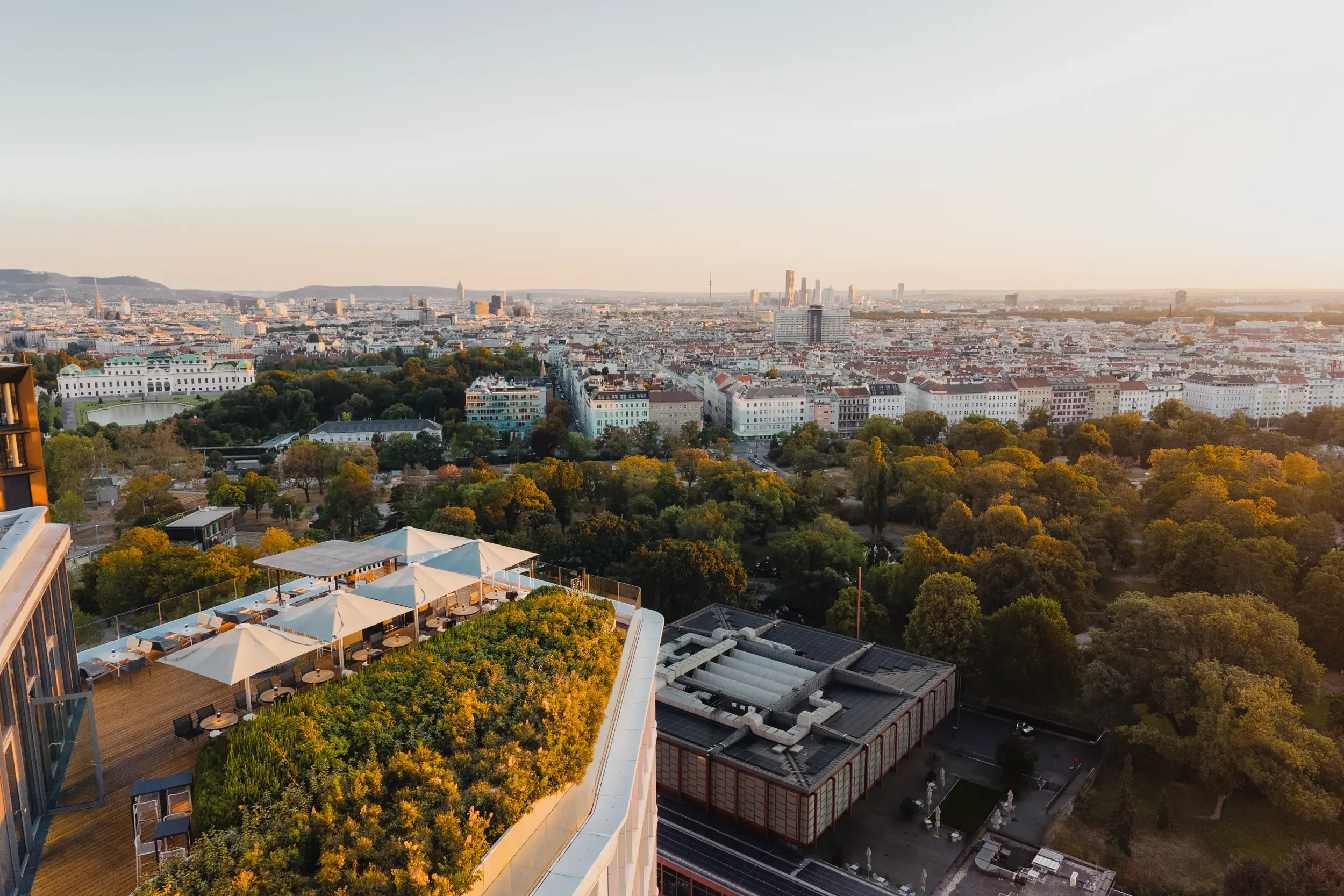 Rooftop Bar & Restaurant Aurora im Hyatt Regency Vienna mit Panoramablick auf Schloss Belvedere und das Wiener Stadtzentrum bei Sonnenaufgang