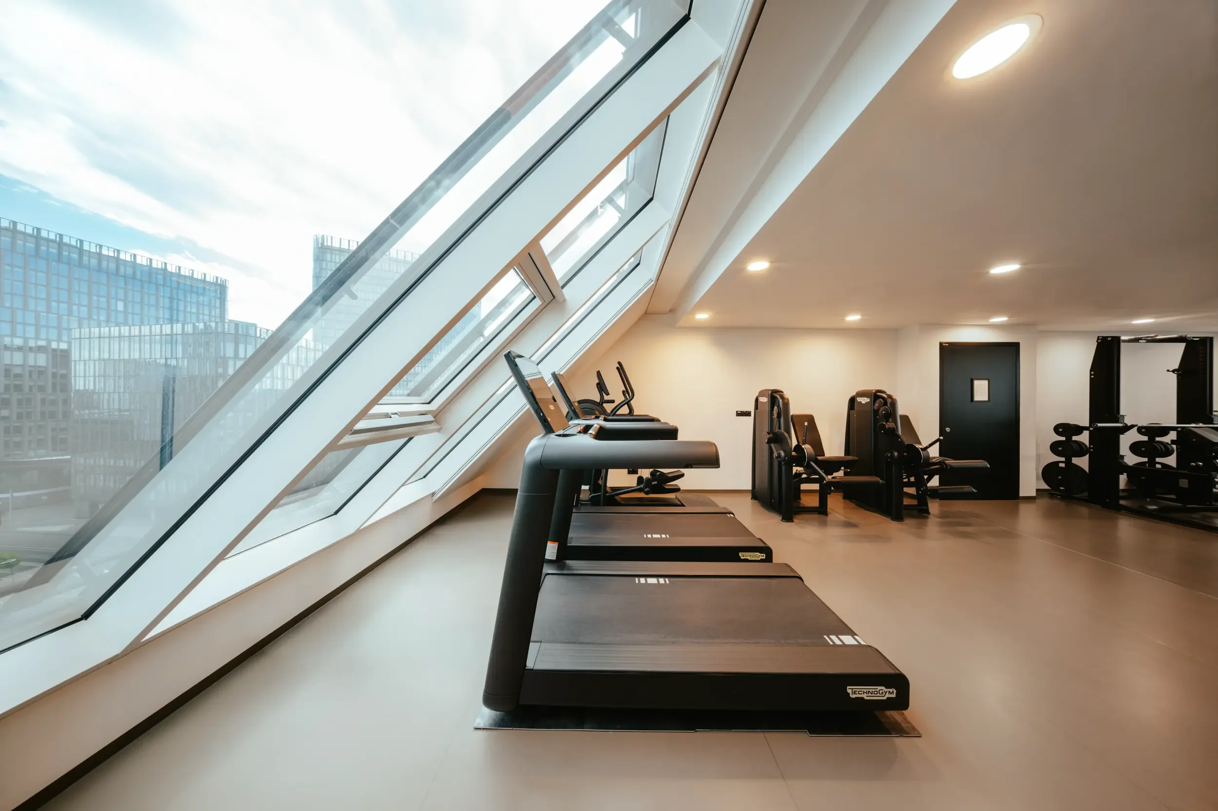 Gym mit Panoramafenster im Mooons Vienna