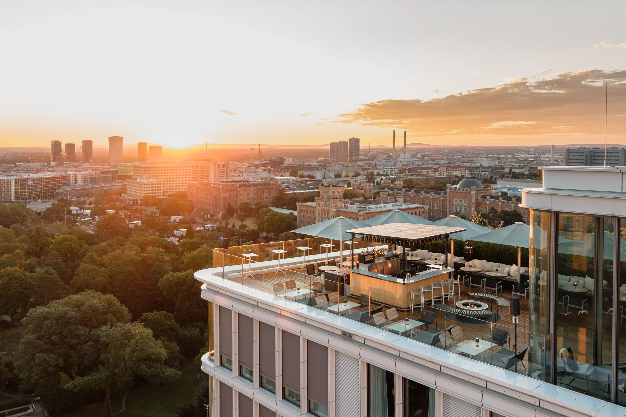 Rooftop Bar & Restaurant Aurora im Hyatt Regency Vienna mit Panoramablick bei Sonnenaufgang