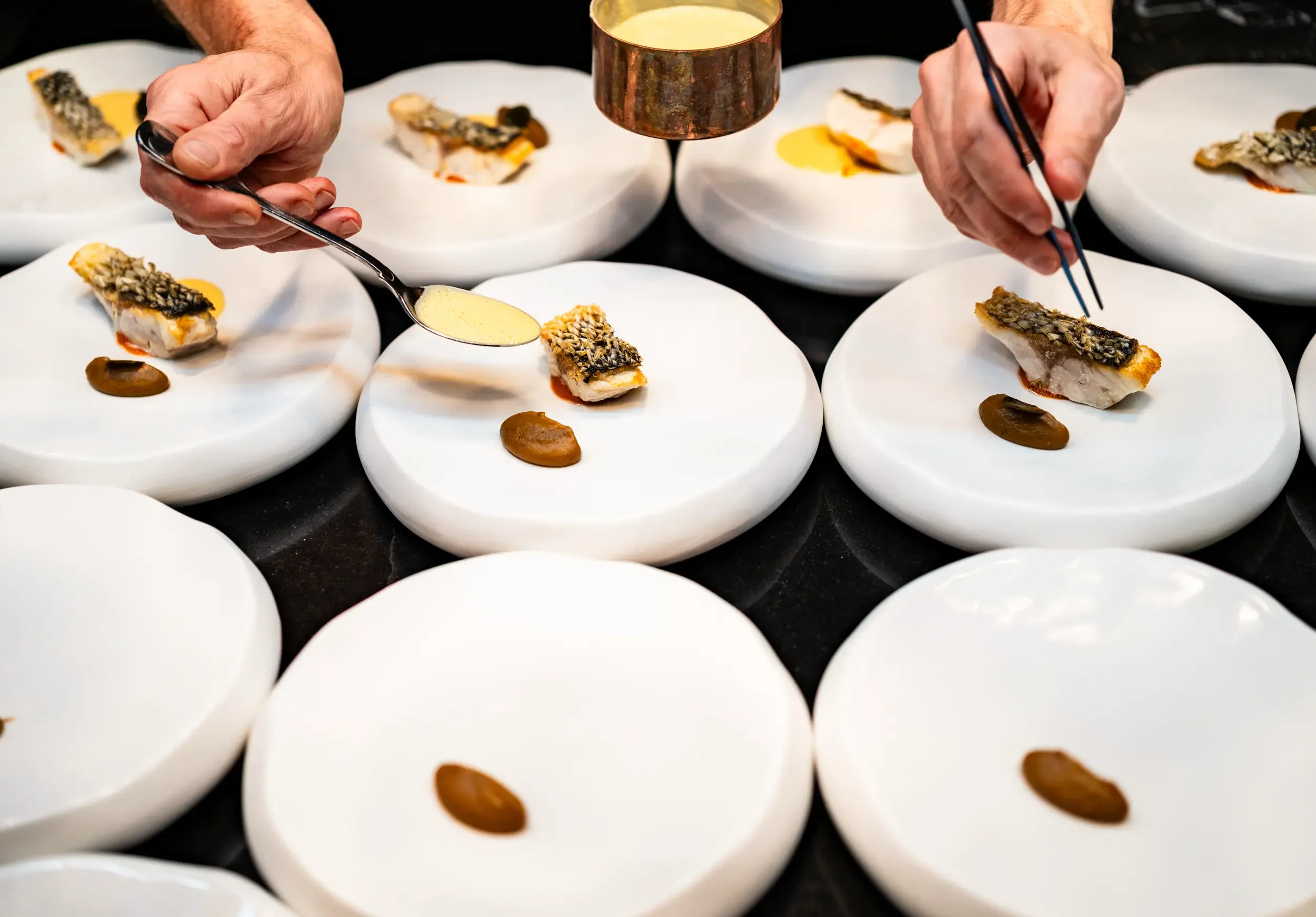 Plating im Fine Dining Restaurant Stahl · Wolfsbarsch mit Aubergine · Portrait und Reportage Fotografie Winzerhof Stahl, Auernhofen ©Frogfisher Photographers Hamburg München, Stuttgart · Peter Aldag  · Fotograf für Hotel, Gastronomie, Still Life, Foo