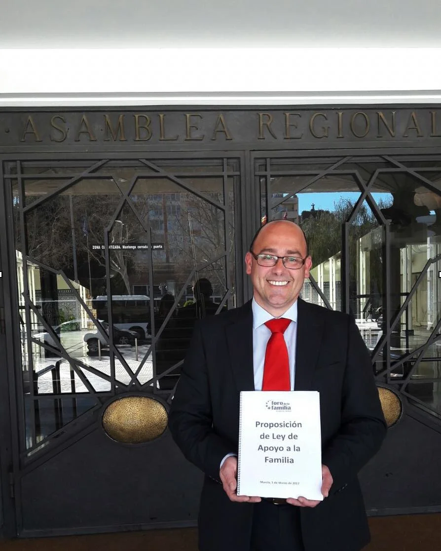 El Foro de la Familia registró este miércoles en la Asamblea Regional su propuesta de Ley de Apoyo a la Familia 