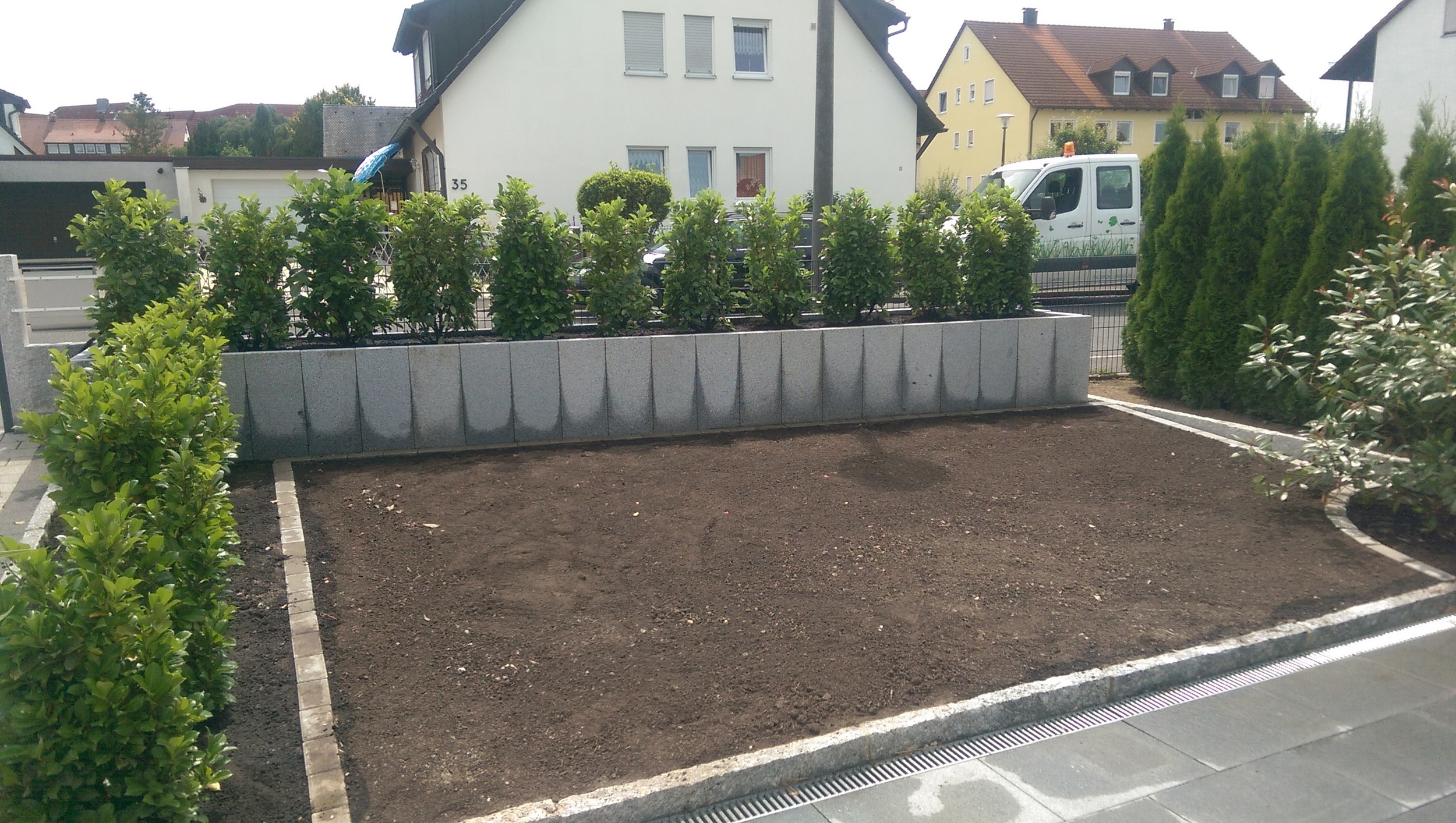Während Madlena sich auf die Prüfung vorbereitet hat, ist dieses Hochbeet entstanden.