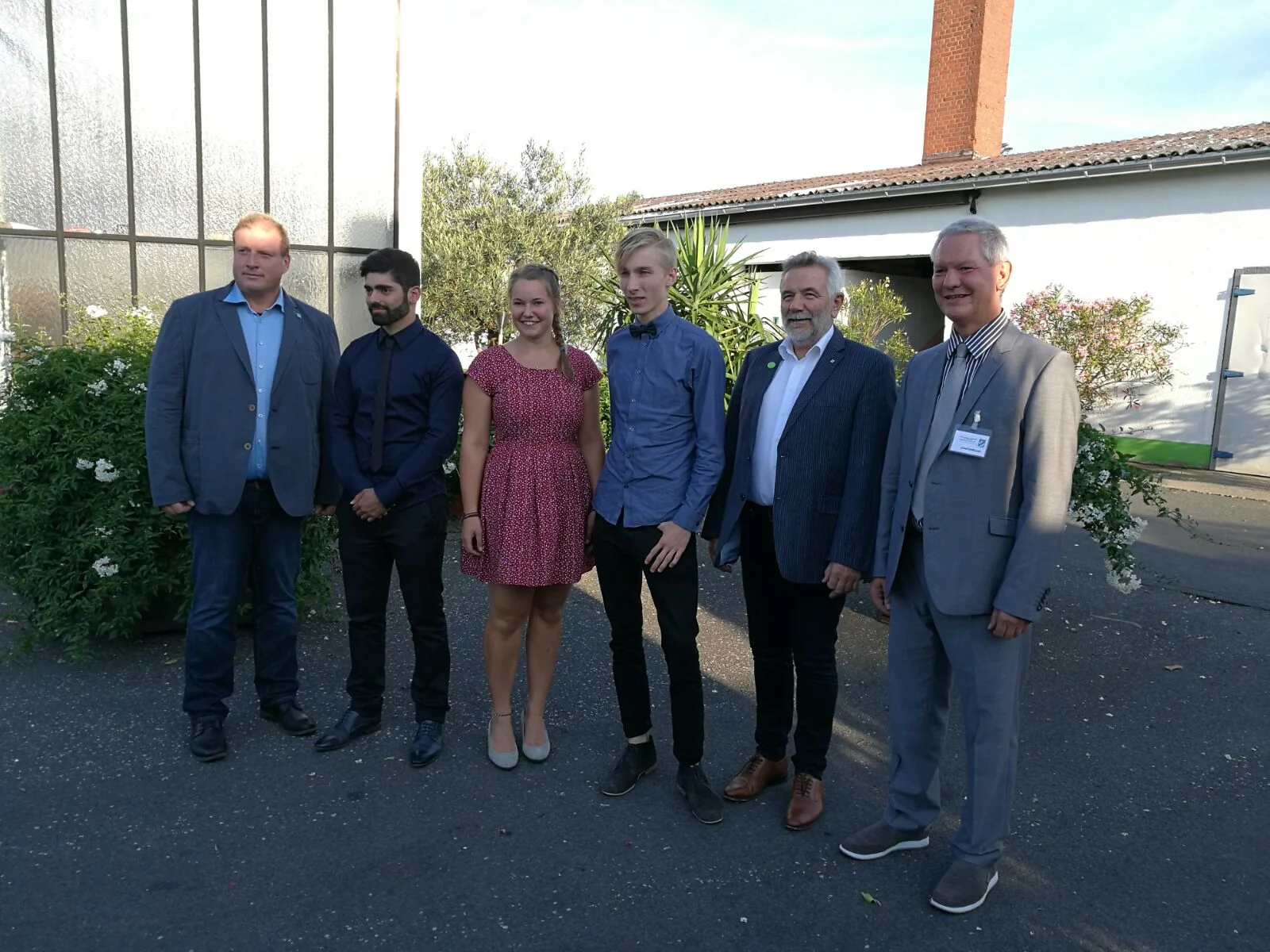 Madlena in der Mitte mit Honoratioren und dem 2. und 3. Besten