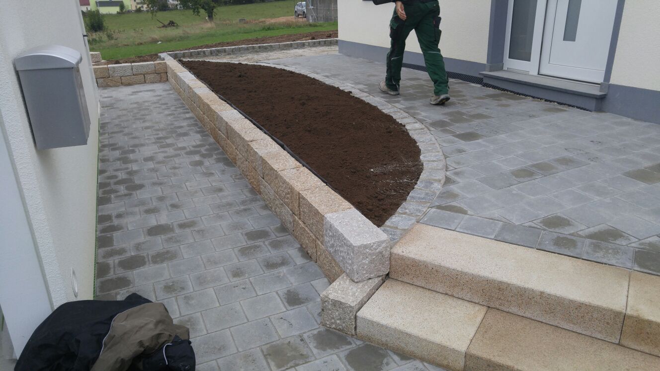 Gehweg und Beet vor der Haustüre sind schon fertig, der Landschaftsgärtner-Meister läuft noch über sein Werk!