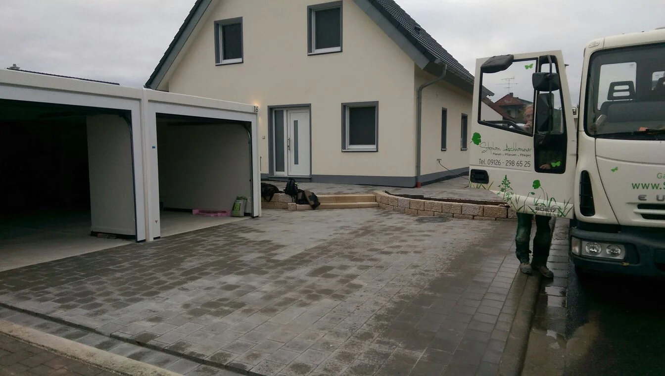 Die Garageneinfahrt.