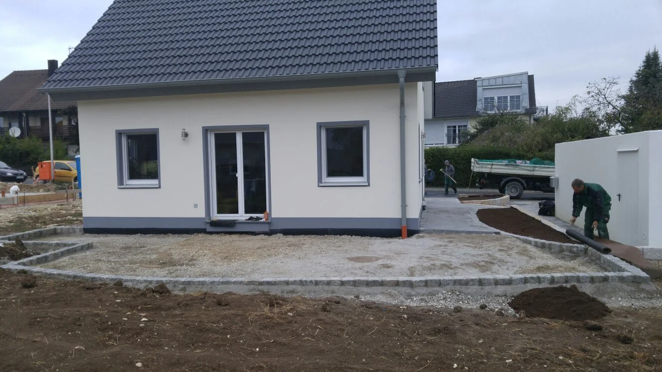 Die Terrasse am Haus ist im Entstehen. Rings um das Haus wird alles schön!