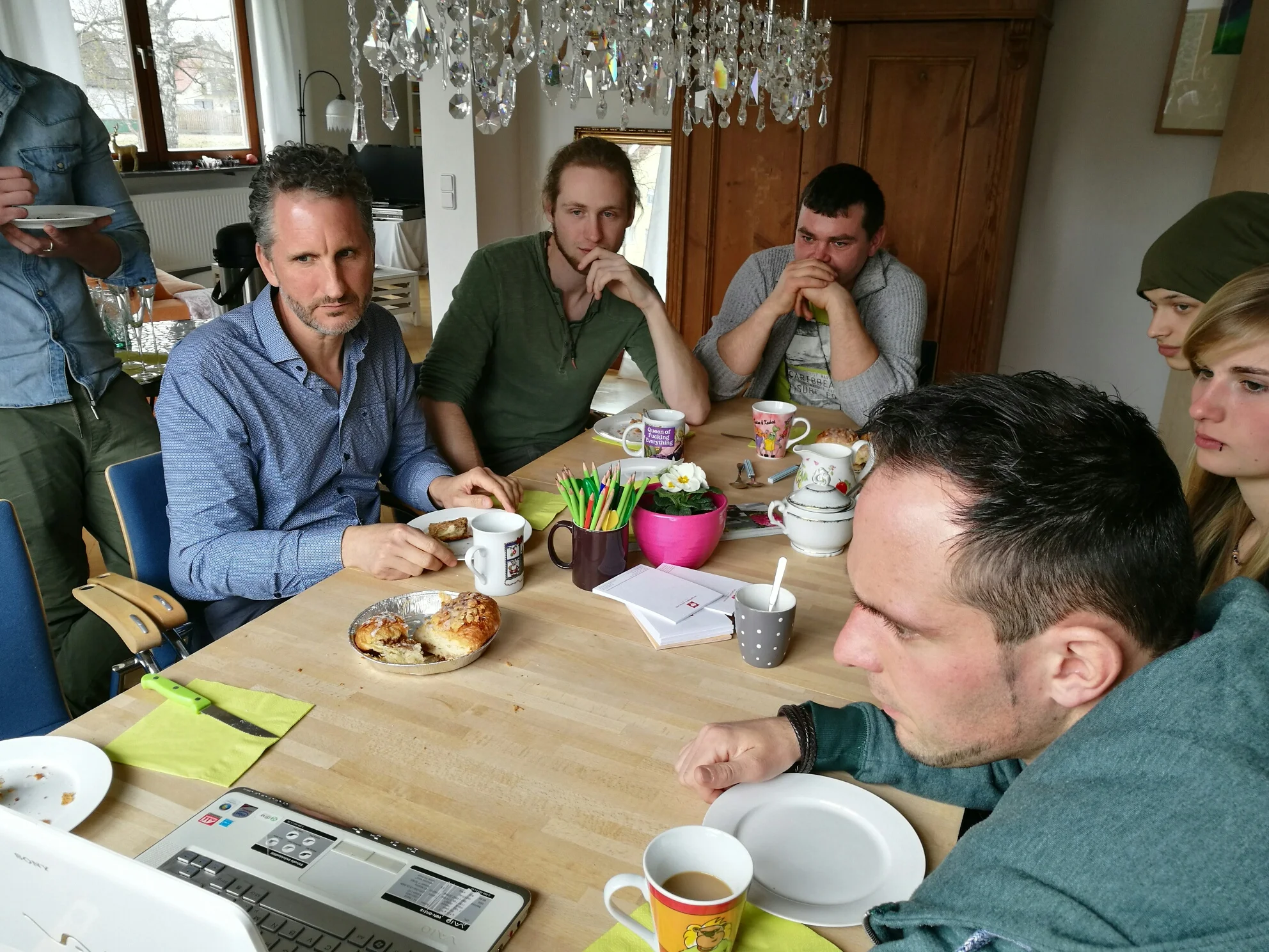 Bei Kaffee und Nussecken werden die Baustellen vom Vorjahr angeschaut...