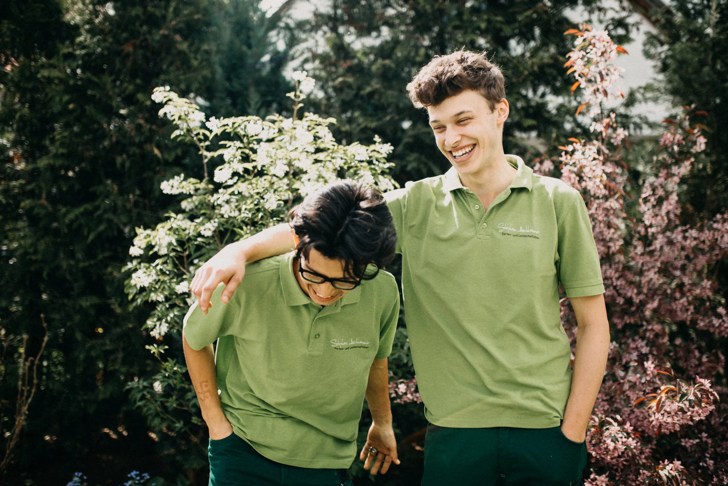 So fröhlich kann bei uns die Ausbildung sein! Assadullah und Fabian im Frühjahr 2017