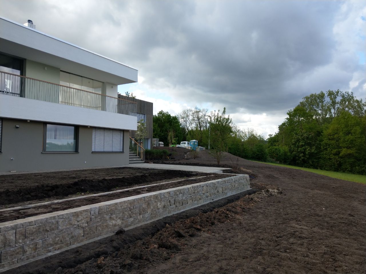 Die Mauer als Gestaltungselement, sie dient den Hang abzufangen.