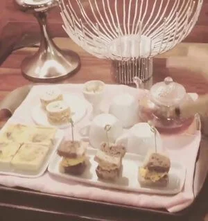 @KatieLinendoll: Such a joy being back at @RachaelRayShow! 💫 Rachael, the crew.... the greenroom food -everything 🙌🏻 🤩🥧