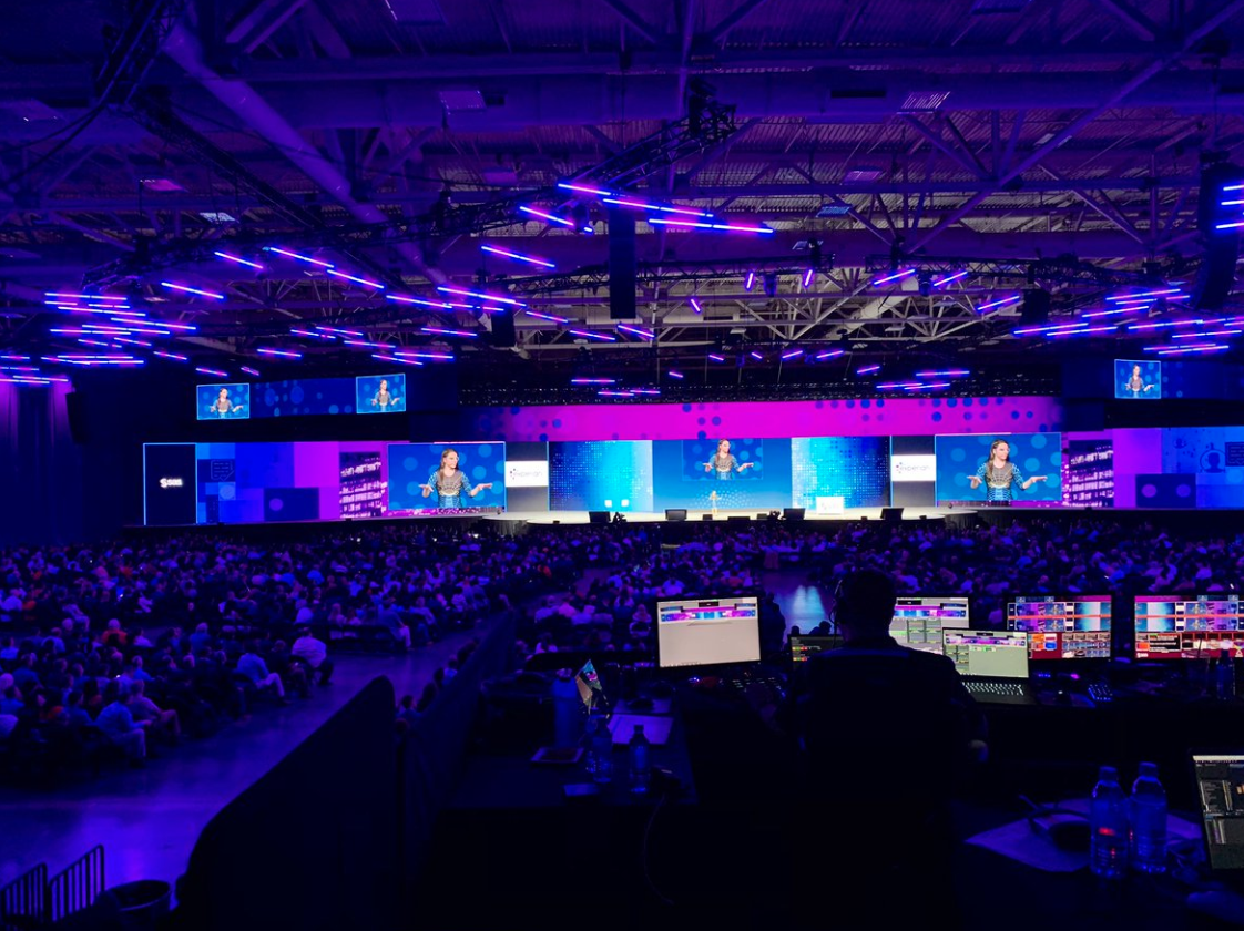 @KatieLinendoll: We live!! Welcome to SAS Global Forum - so pumped to be emceeing right now! π€ #SASGF #Dallas #spon