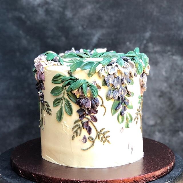 Sculpted wisteria birthday cake for a mum and Nanny who&rsquo;s seeing her family for the first time in 110 days today. Hope it brightens up for them later ⛅️