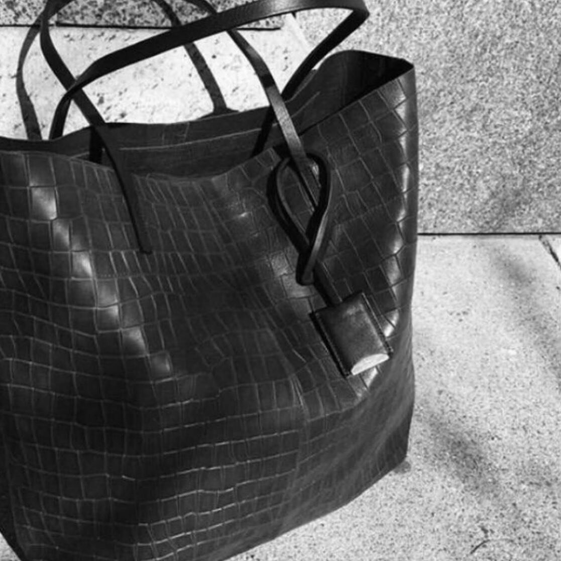 Gouverneur M - Alligator embossed - Black
repost @marouch__mjmarouch 
.
.
.
#lindegallerystbarth  #casualluxury #timeless #pieces #madeinfrance