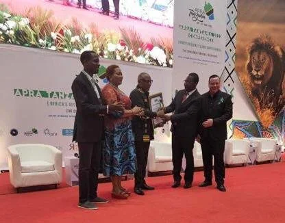 Global Icon Award presented to the APRA´s President Yomi Badejo-Okusanya