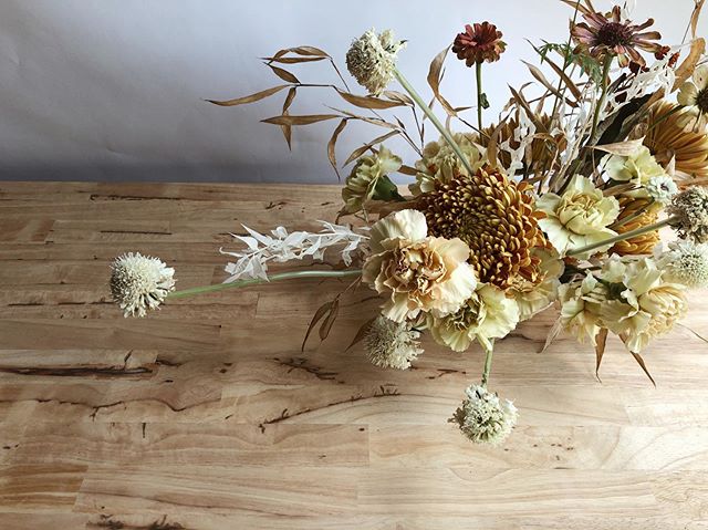 feels like fall and I&rsquo;m alllll about it. I love how the last of my zinnias take on a deep muted color, they look perfect with these earth tones. 🍂