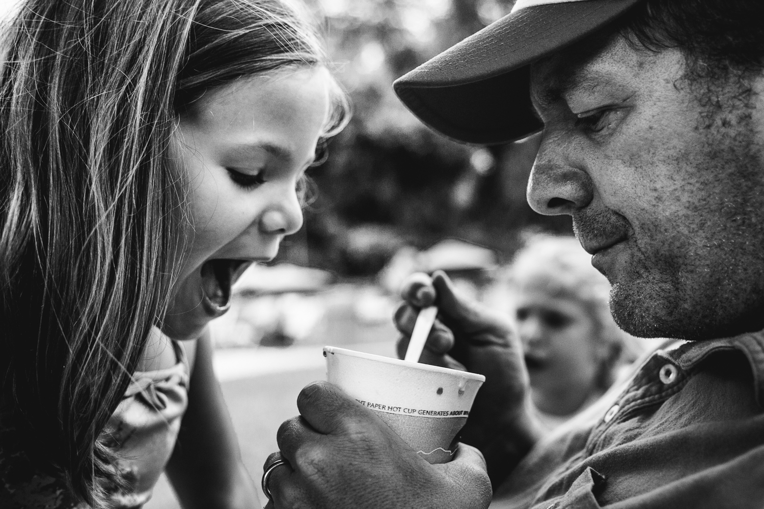 r_wyatt_father_daughter_sharing_a_snowball-1.jpg