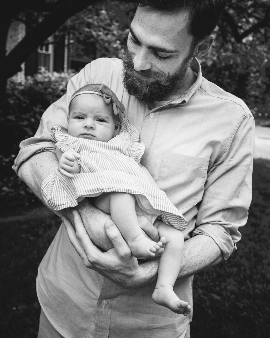 back_and_white_photo_of_dad_yholding_baby_girl.jpg