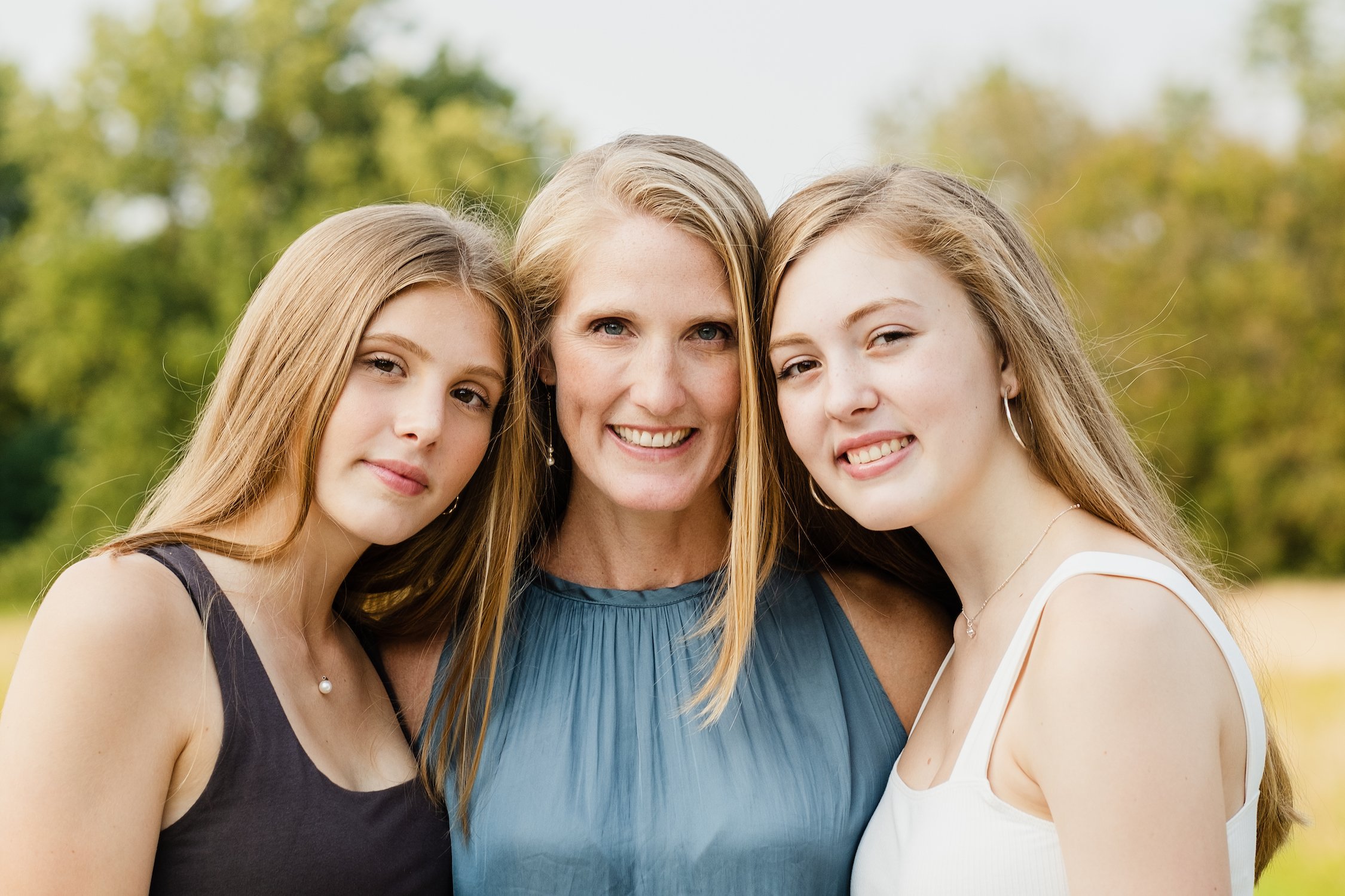 beautiful_mother_and_teen_daughters_in_family_portrait_in_baltimore_maryland.jpg