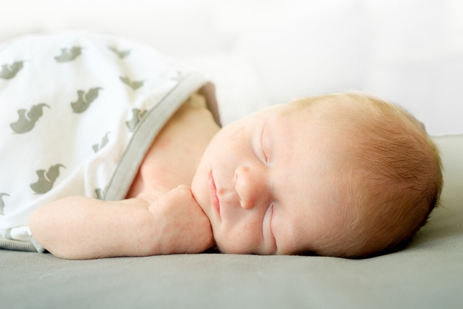 in-home_newborn_baby_with_family_and_bulldog_in_baltimore_maryland_home_professional-20.jpg