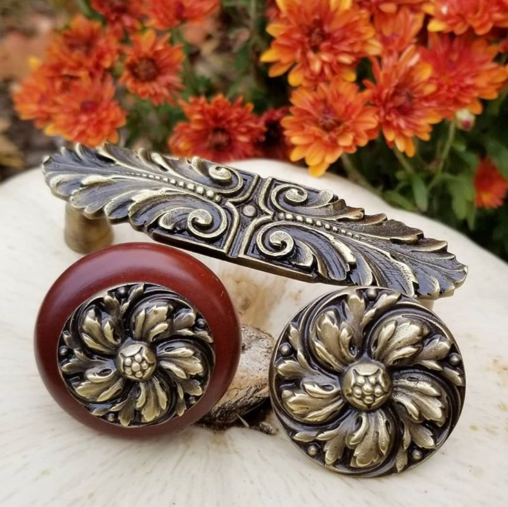 Chrysanthemum Knob, Wood Knob and Pull in Antique Brass