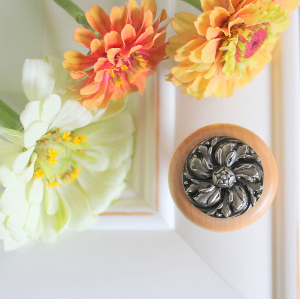 Chrysanthemum Wood Knob in Natural -Satin Nickel