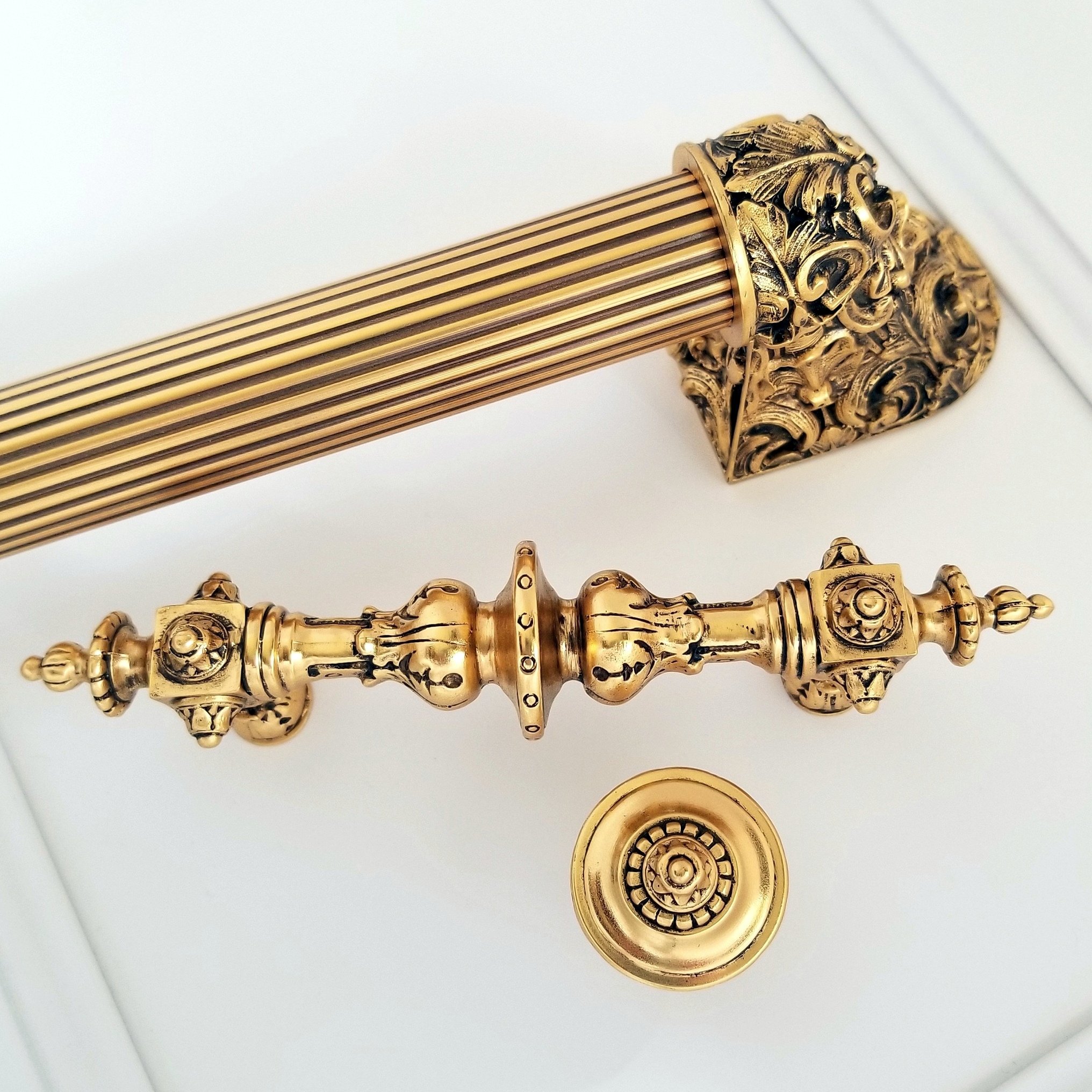Portobello Road knob and pull with Acanthus appliance pull in 24K gold finish. 