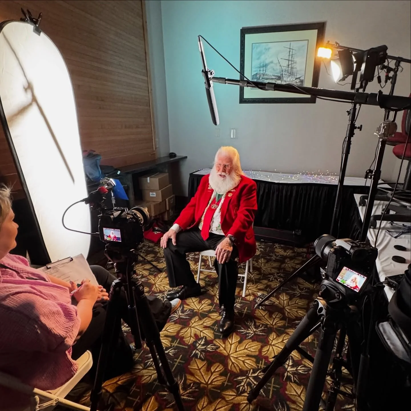 A little behind the scenes while we were at the Santa Family reunion interviewing @nationalsanta #santa #behindthescenes #documentary