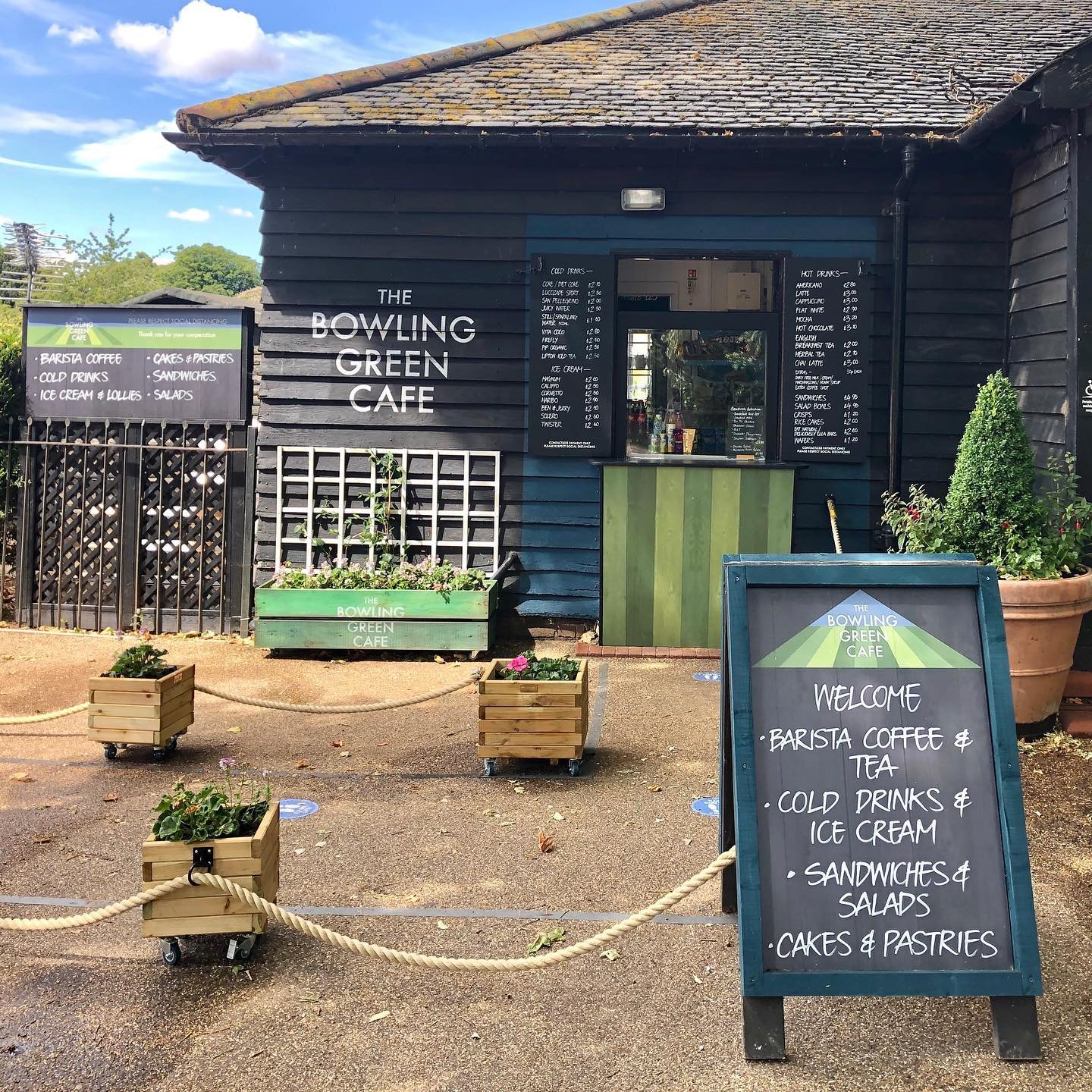 Refreshments hatch perfect for the heatwave ☀️ #saycheesed #willtowinhydepark #willtowintennis #sunsout