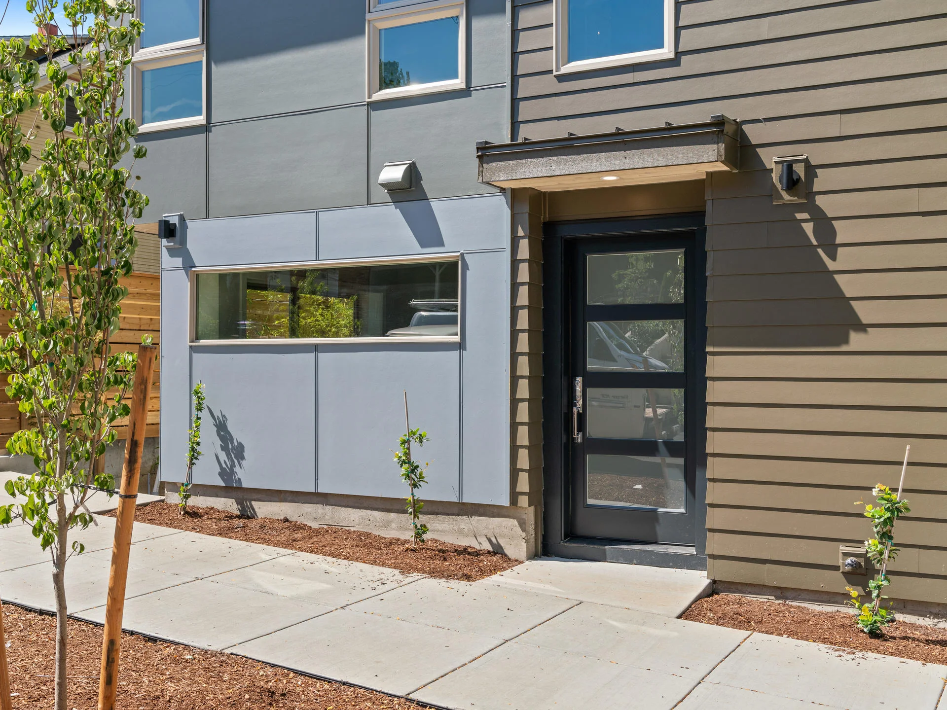 2911 SE Division St Portland-005-045-Entrance-MLS_Size.jpg