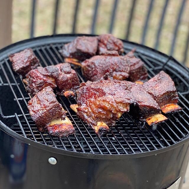 Slow smoke Sunday! Football and meat! Doesn&rsquo;t get any better!! Unless you add beer 🍺 🏈 🍖🤗
&bull;
&bull;
&bull;
#webersmokeymountain #wsm #weber #slowsmoke #smoker #BubbaRub #meatrub #dryrub #local #cincinnati #cincy #rubyourmeat #bbq #sauce