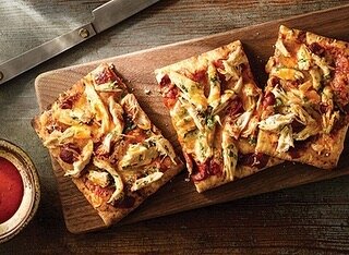 ~ bbq chicken flatbread ~ &bull; add some heat or original bubba rub! YUM!