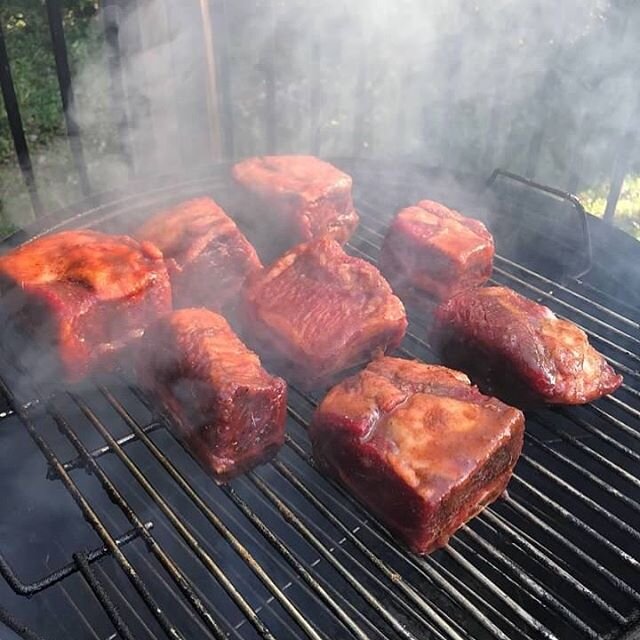 Saturday morning and we wish we were still in bed dreaming about these smoked beef ribs 😴😋 Lots to do this weekend! We hope everyone has a great one! 
#BubbaRub #meatrub #dryrub #local #cincinnati #cincy #rubyourmeat #bbq #sauce #bbqsauce #familybu