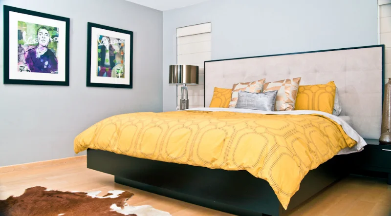 retro-bedroom-cowhide-area-rug.jpg
