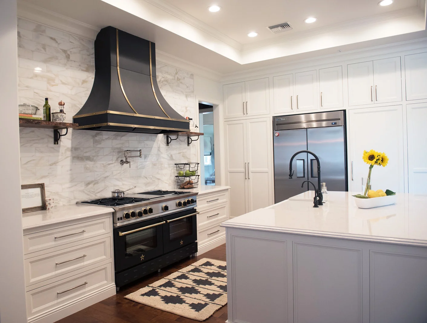 15+Kitchen+Hood+Runner+Island+Marble+Openshelves.jpg