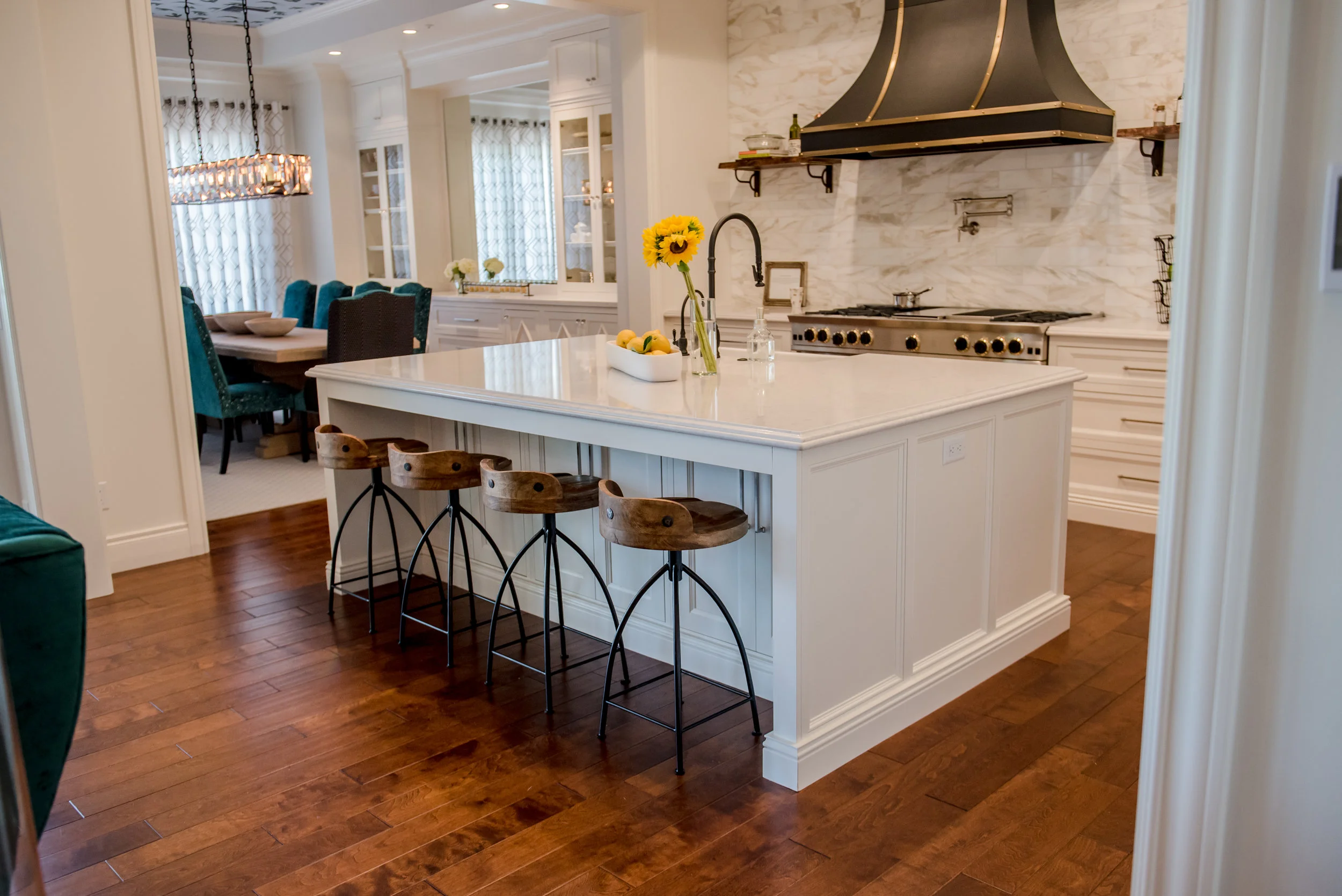 17+Kitchen+Openconcept+Accessories+Transitional+Hood+Brass+Black+Range+Marble+Calacatta+Openshelves.jpg