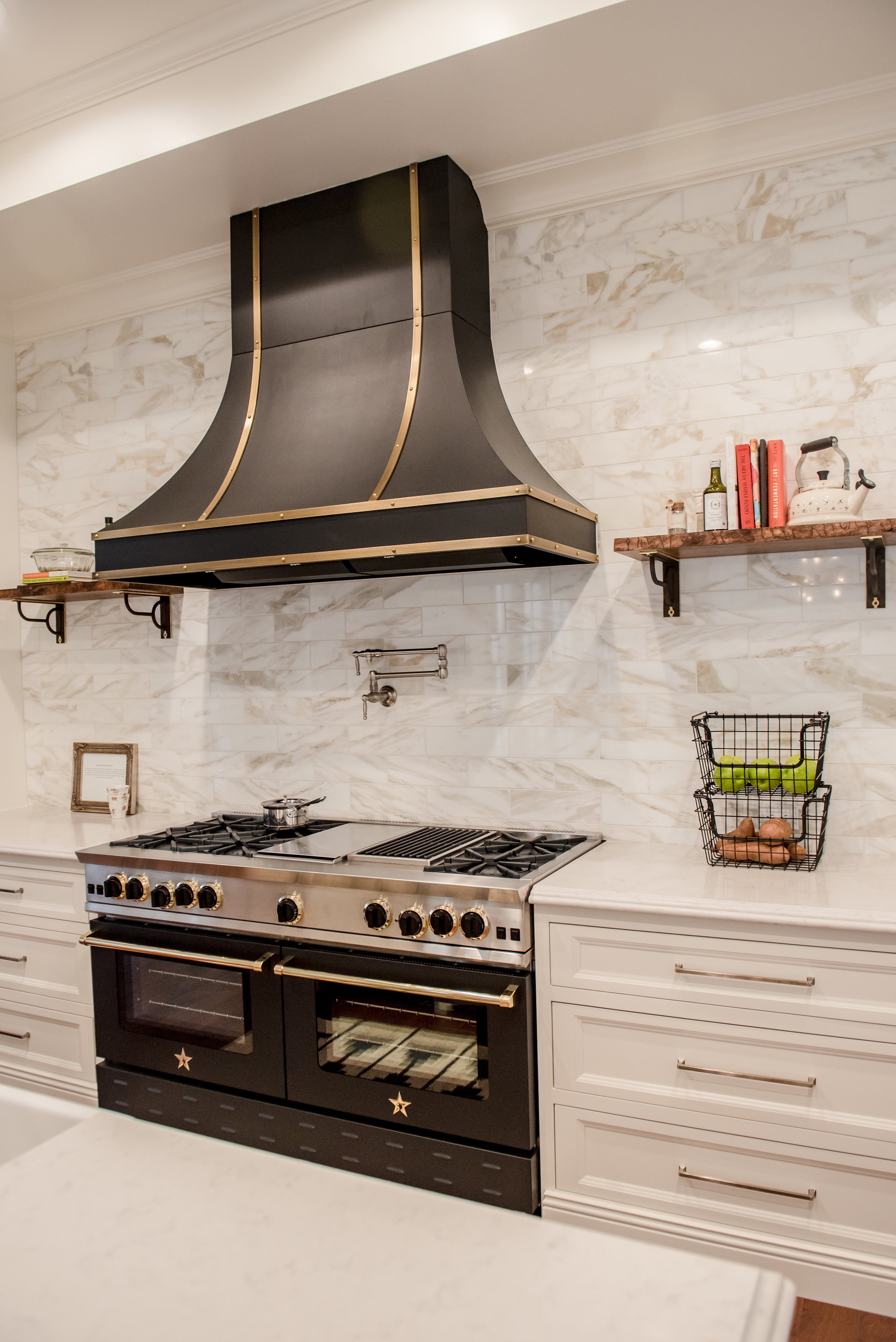 18+Kitchen+CustomHood+Brass+Black+Range+Marble+Calacatta+Openshelves.jpg