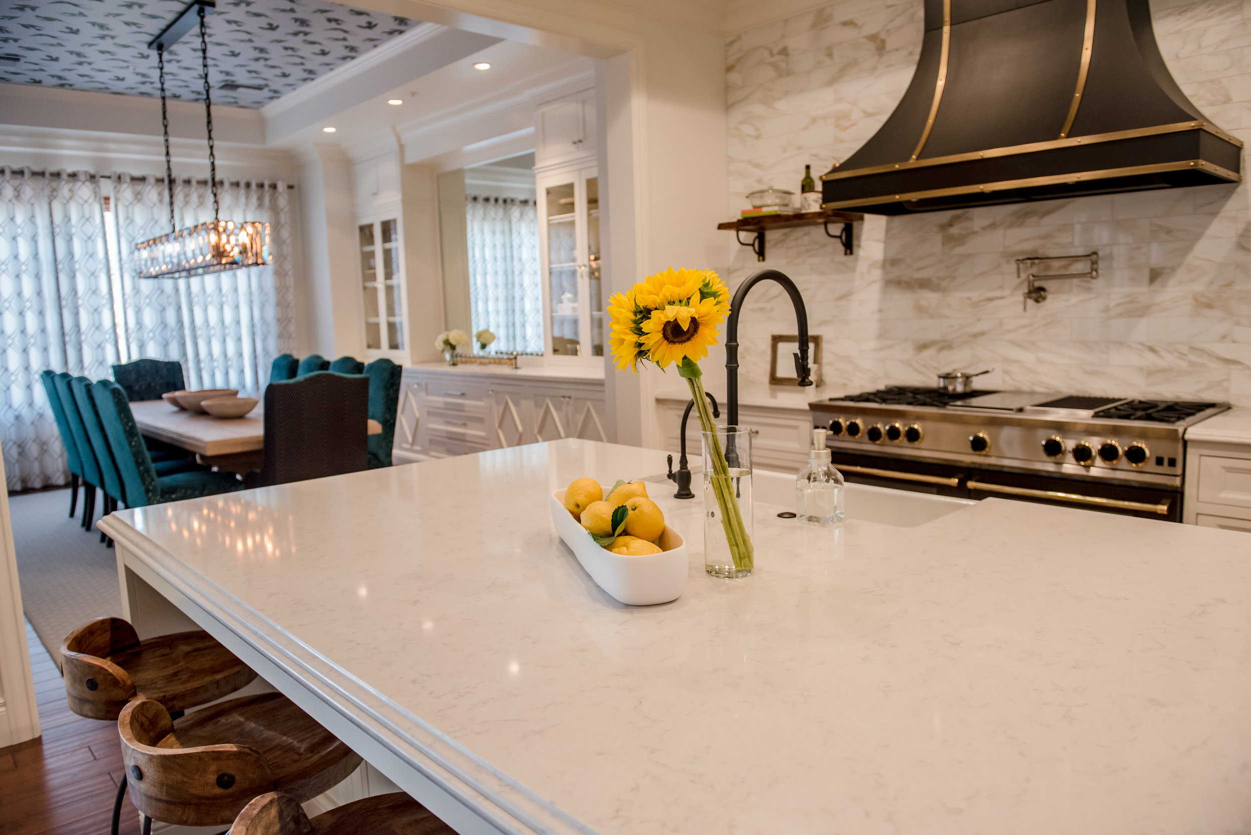 19+Kitchen+Openconcept+Accessories+Transitional+Hood+Brass+Black+Range+Marble+Calacatta+Openshelves.jpg