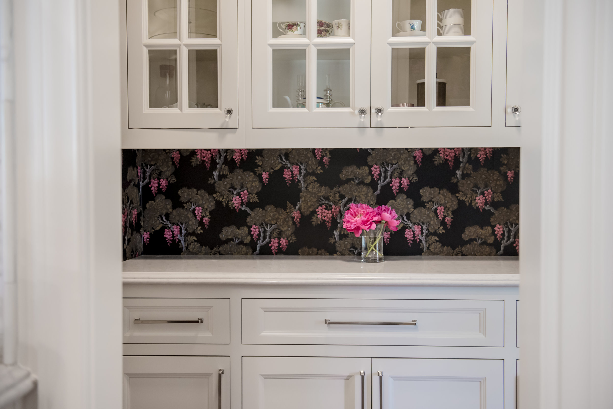 23+Butlers+Pantry+Wallpaper+Glasscabinets+Floral+Black+Bold (2).jpg