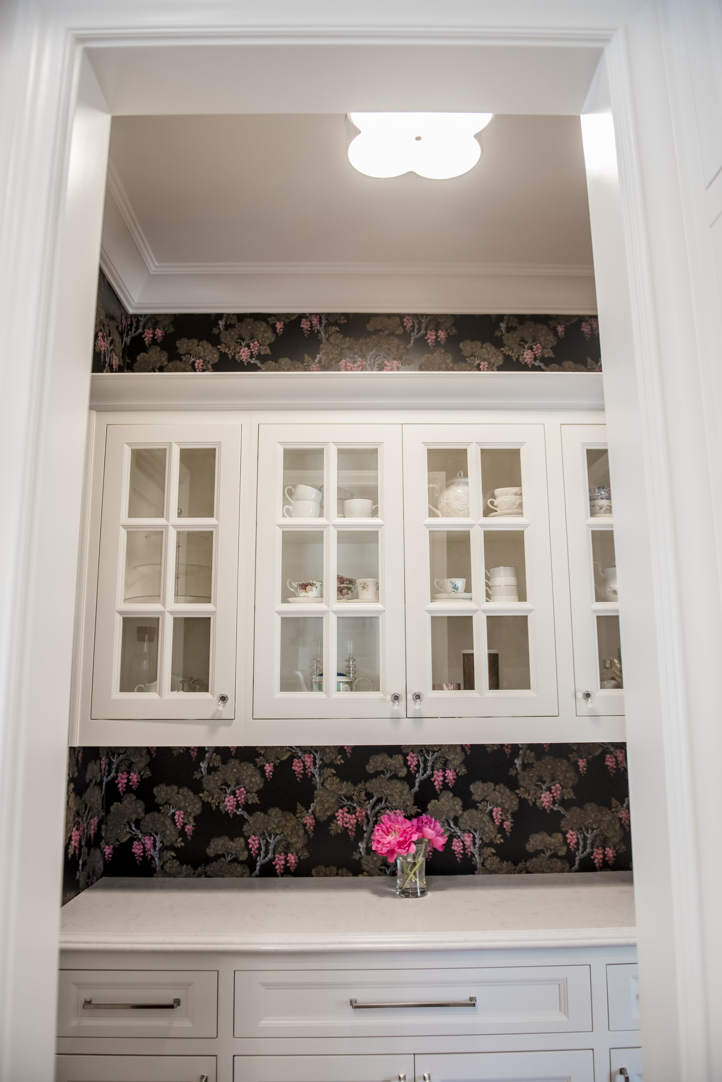 24+Butlers+Pantry+Wallpaper+Glasscabinets+Floral+Black+Bold.jpg