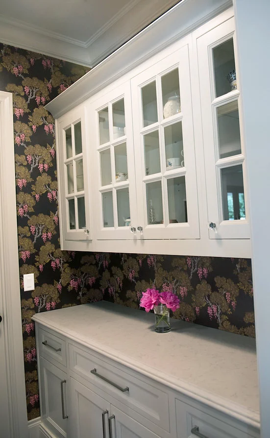 25+Butlers+Pantry+Wallpaper+Glasscabinets+Floral+Black+Bold.jpg