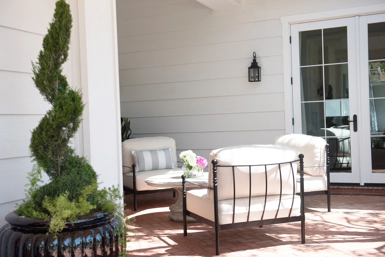 75_Courtyard+Chairs+Lounge+Topiary+Blackandwhite.jpg