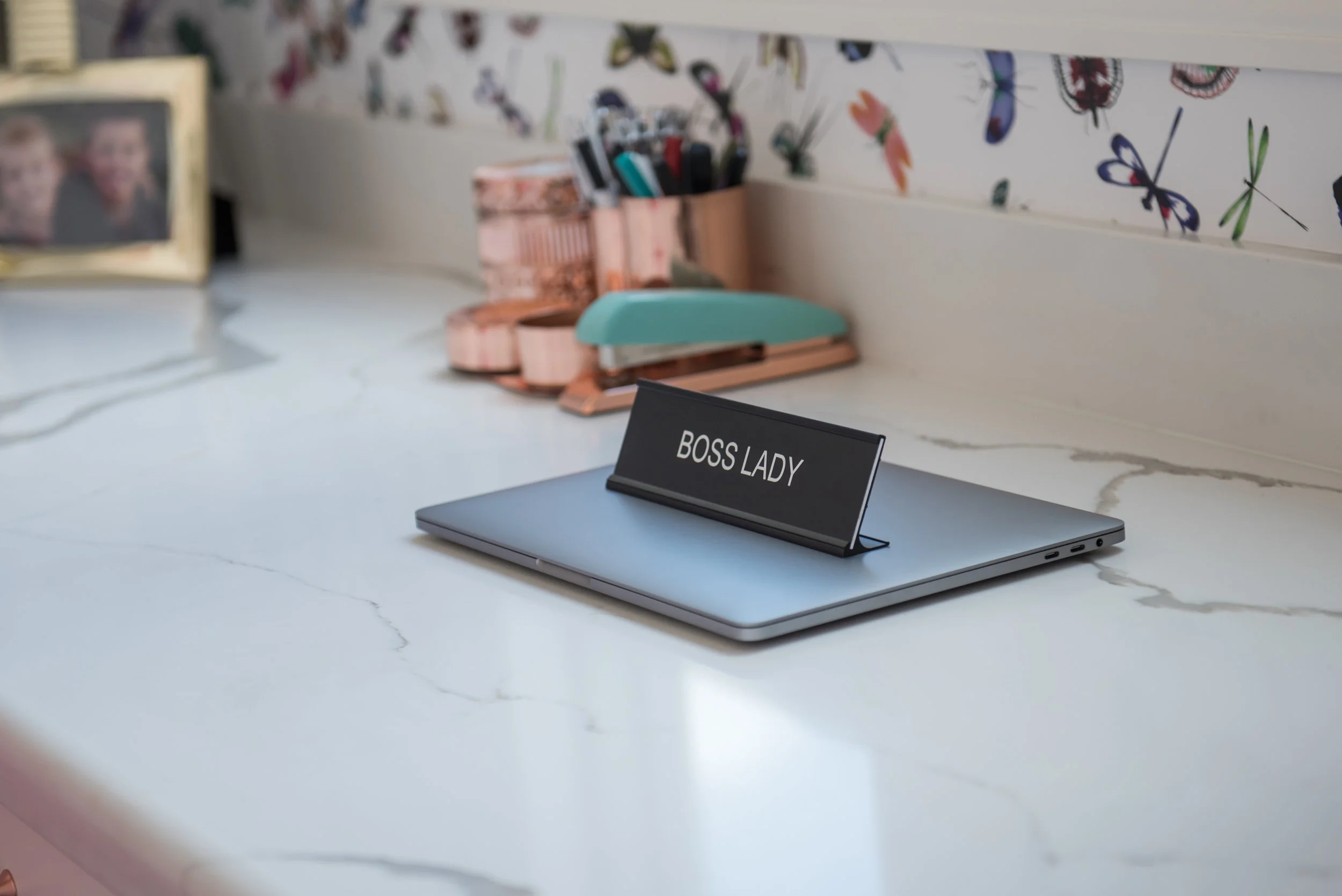 20 Scottsdale+Modern+Office+Wallpaper+Pink+Accessories.jpg