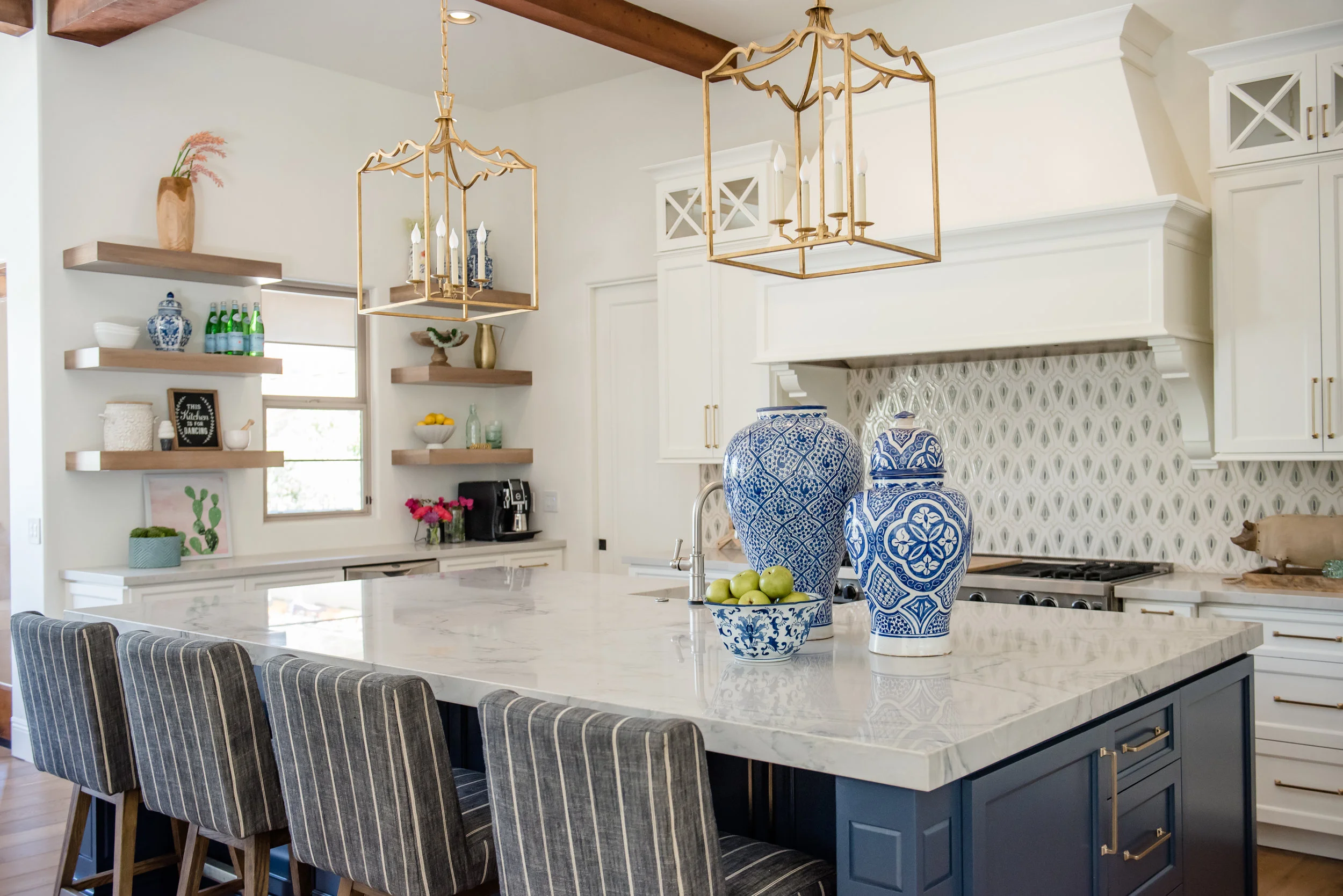 19+kitchen+hood+pots+stripedstools+navyblueisland+backsplashtile+openshelves+pendants+brasslighting.jpg