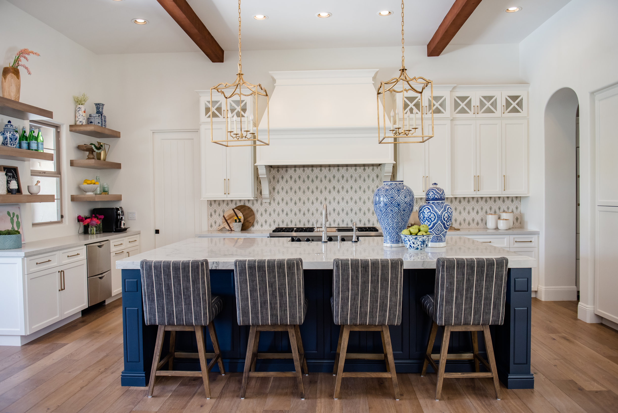 21+kitchen+hood+pots+stripedstools+navyblueisland+backsplashtile+openshelves+pendants+brasslighting.jpg