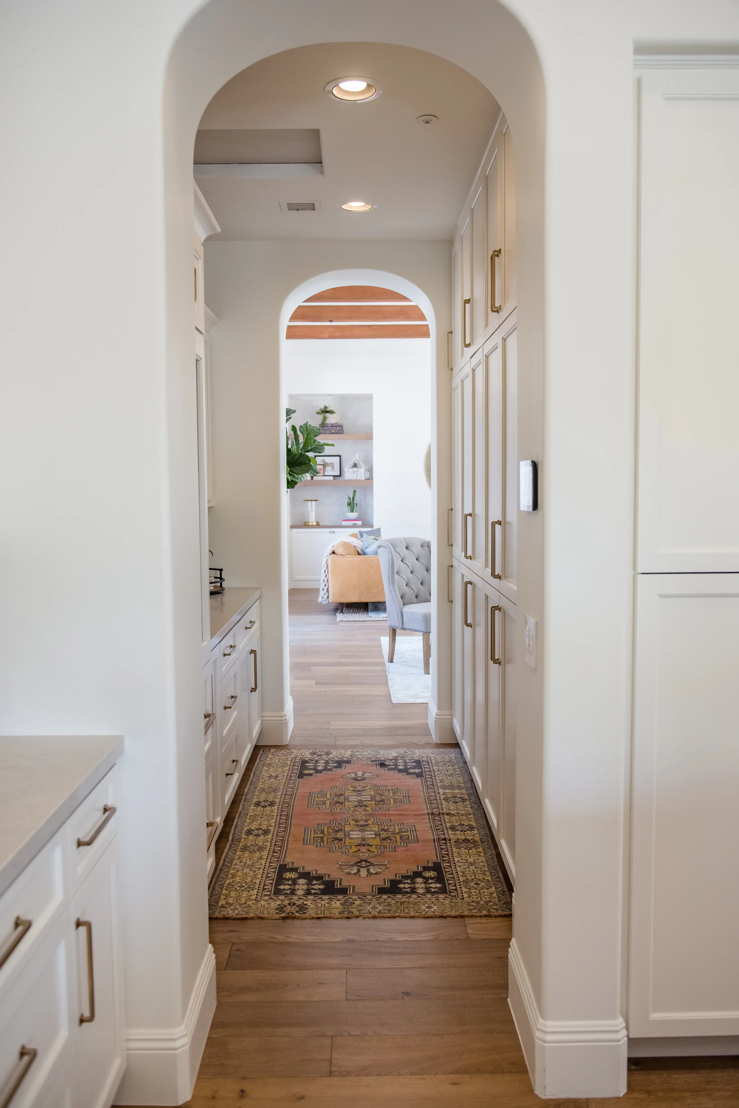 26+Butlerspantry+Rug+Builtins+White+Accessories.jpg