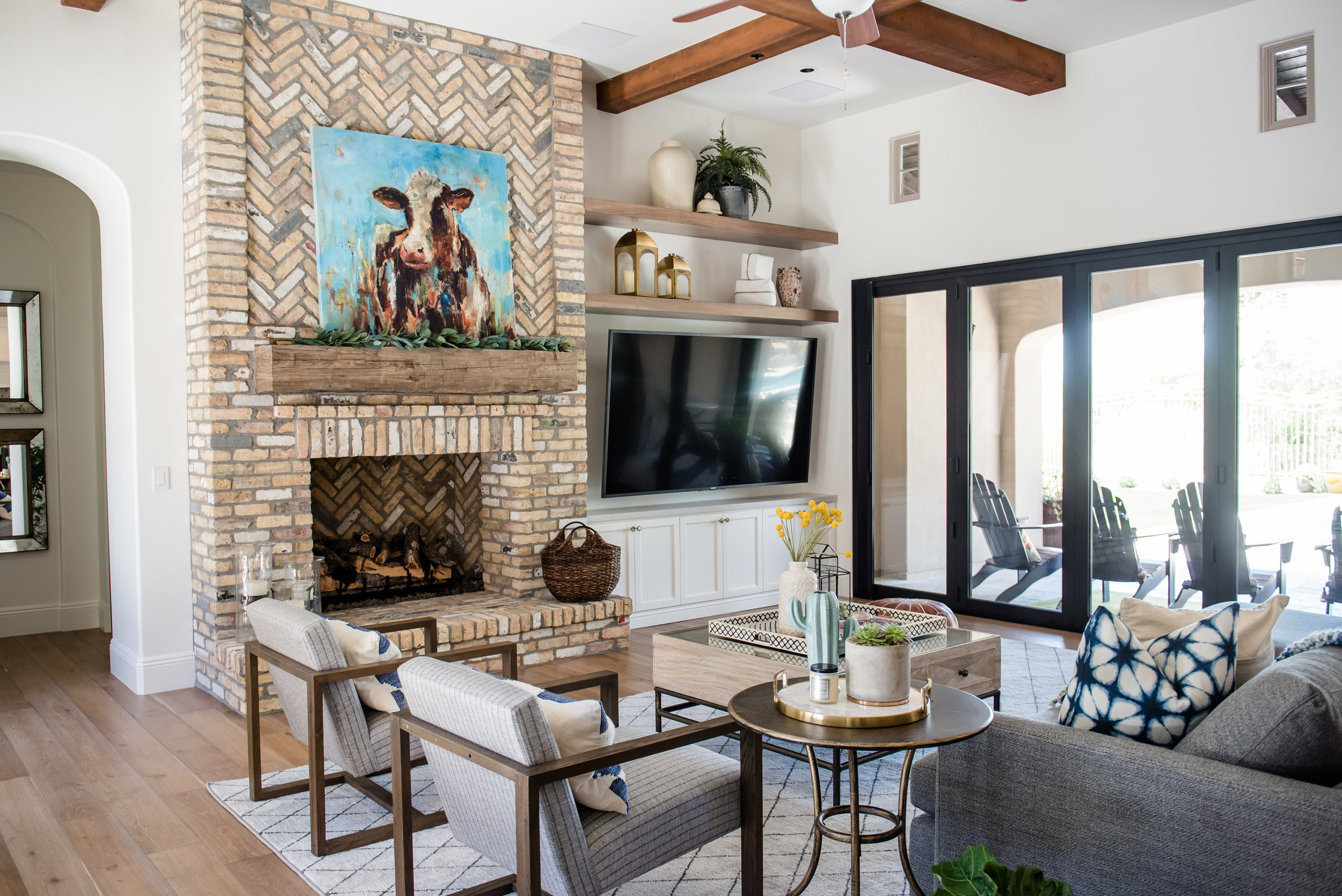 32+fireplace+brick+woodenchairs+art+brass+accessories+builtins+familyroom+rug.jpg