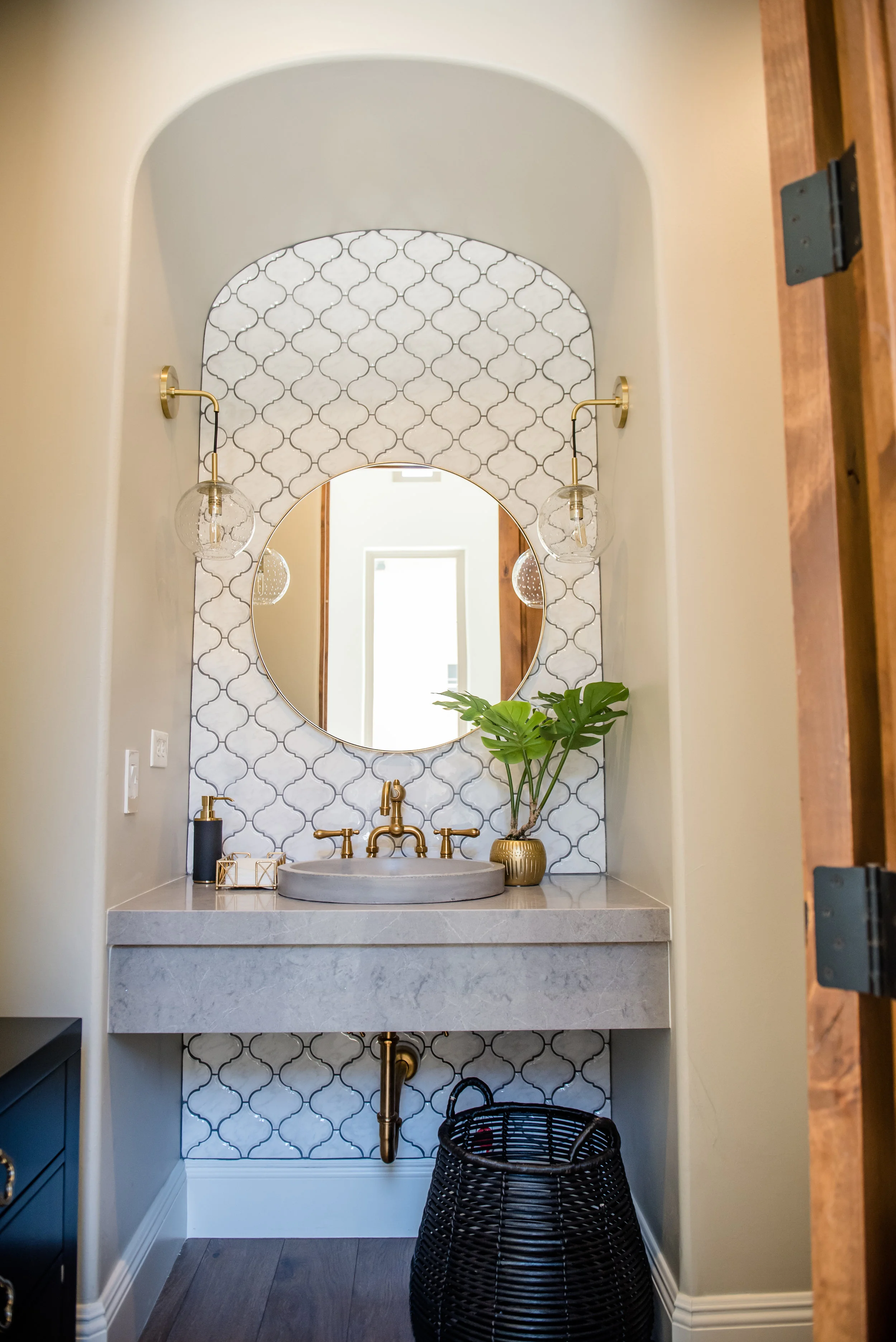 41+powderbath+tile+arabesque+brass+lighting+bohostyle.jpg