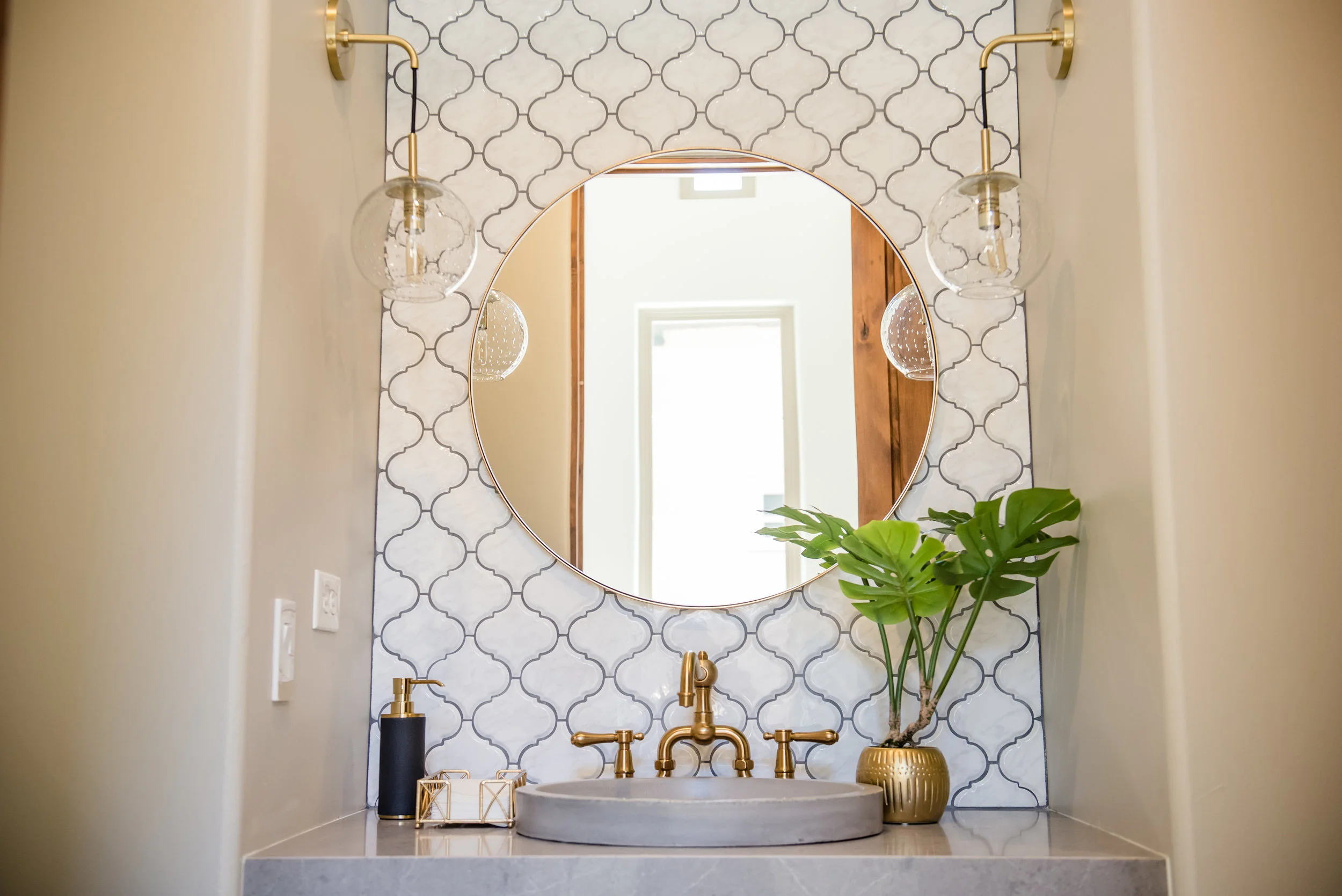 42+powderbath+tile+arabesque+brass+lighting+bohostyle.jpg