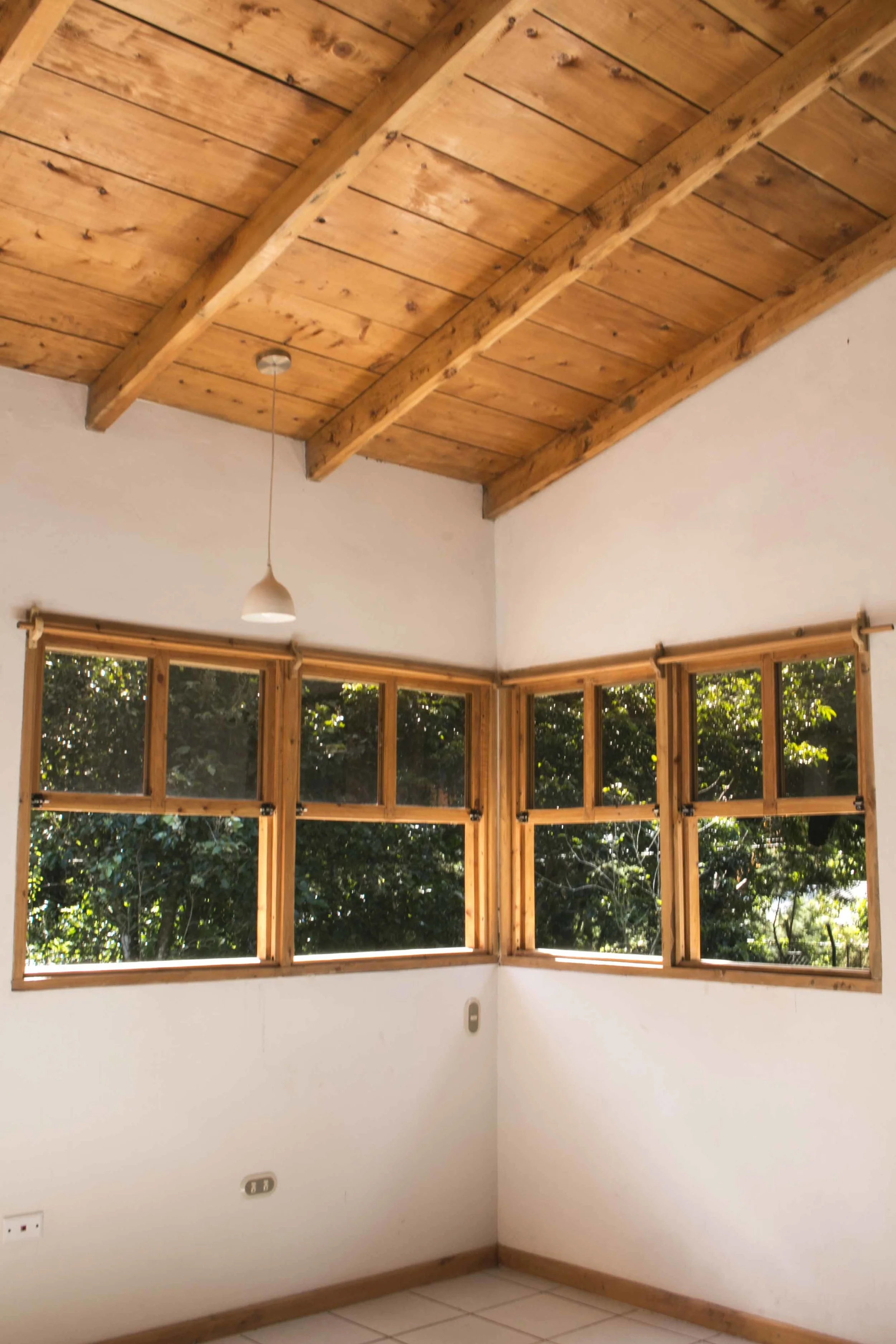 DETALLE INTERIOR DE VENTANA Y CIELO FALSO DE MADERA