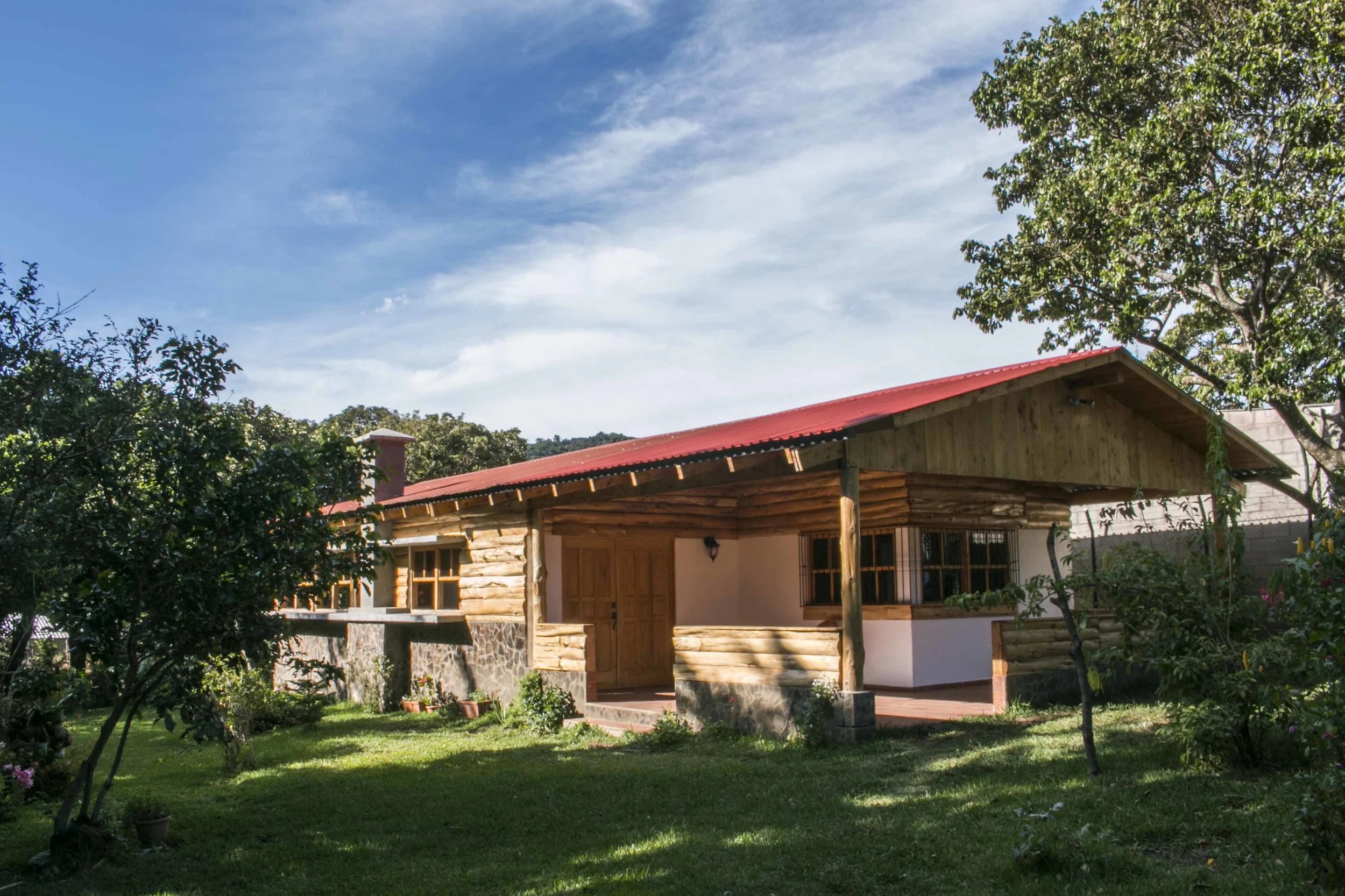 FACHADA Y ACCESO PRINCIPAL